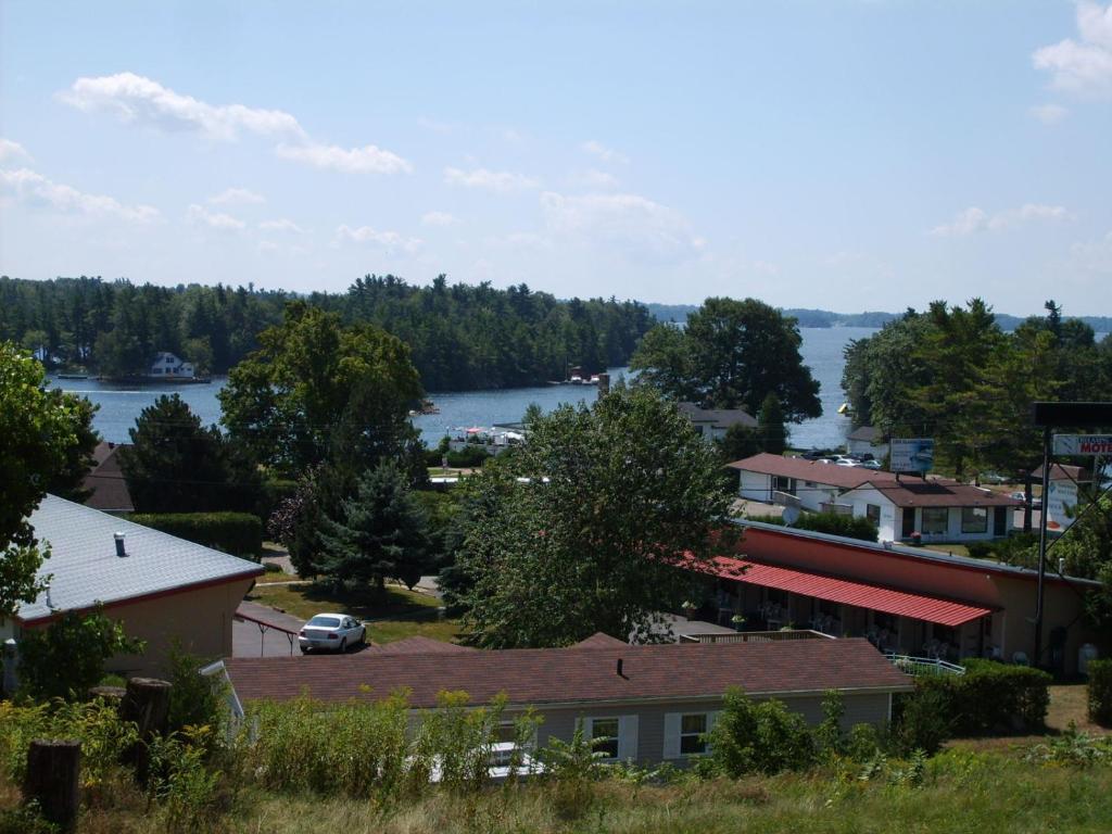 Capricorn Motel Royale 1000 Islands Lansdowne Exteriör bild