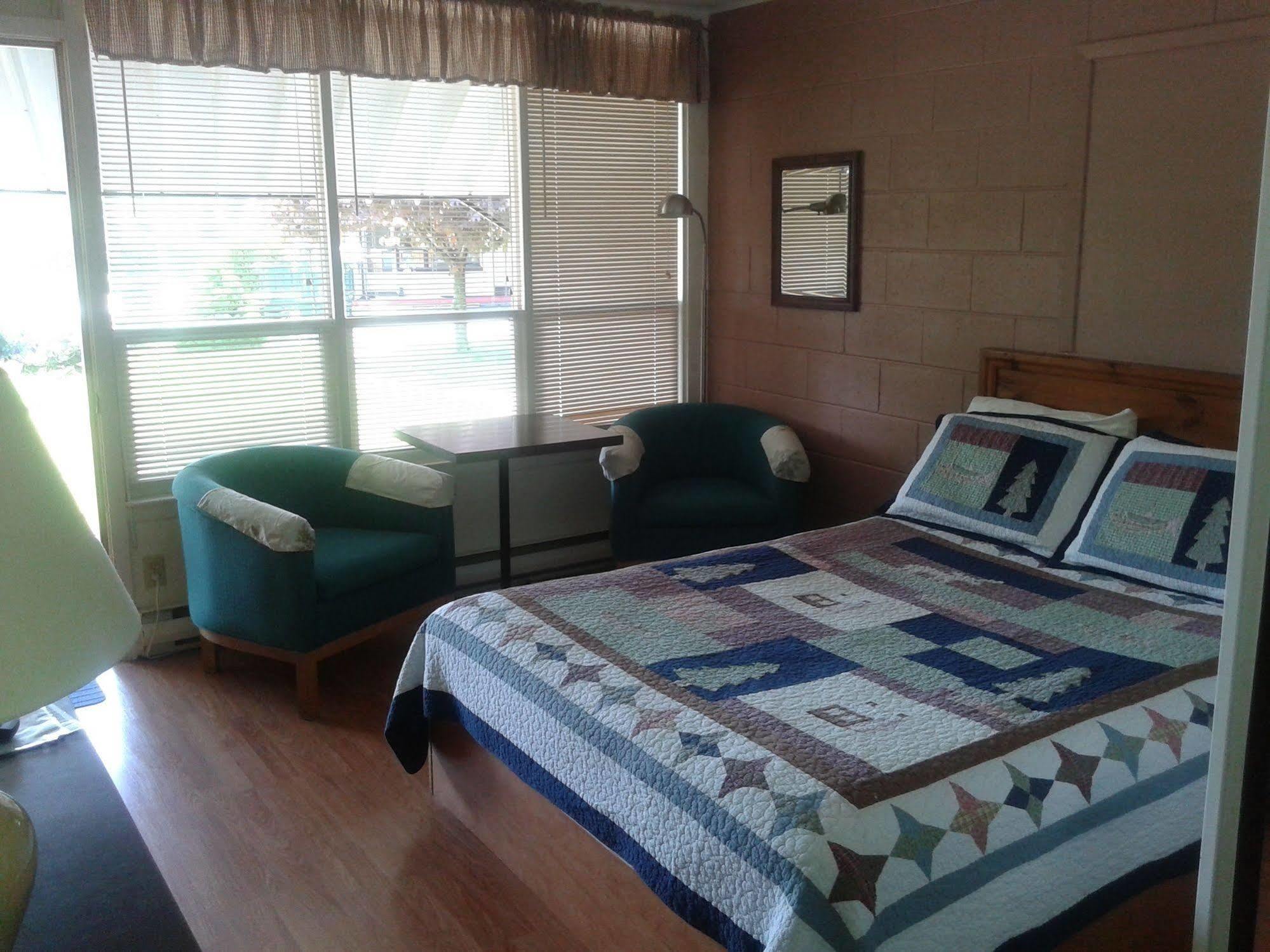 Capricorn Motel Royale 1000 Islands Lansdowne Exteriör bild