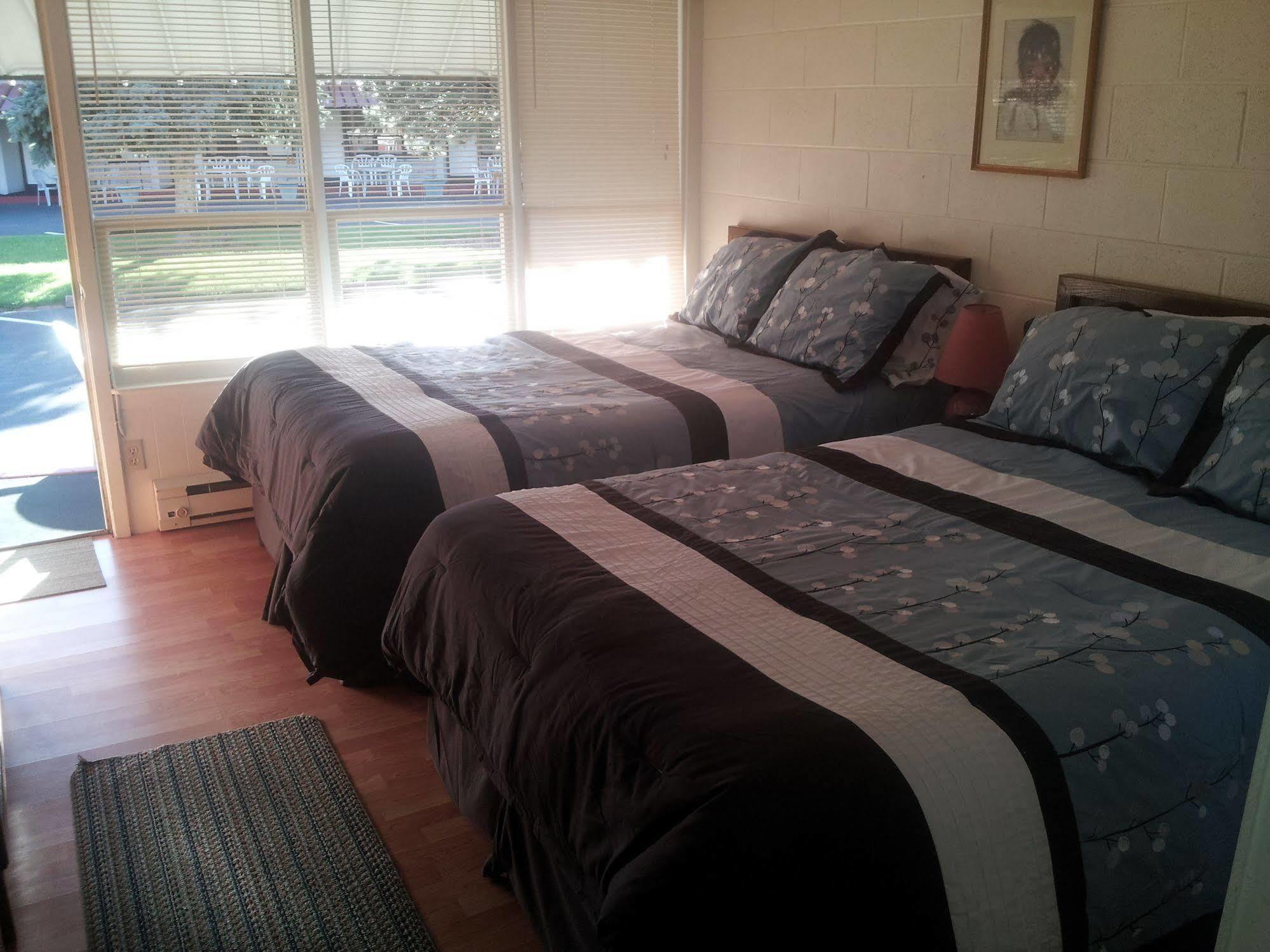 Capricorn Motel Royale 1000 Islands Lansdowne Exteriör bild