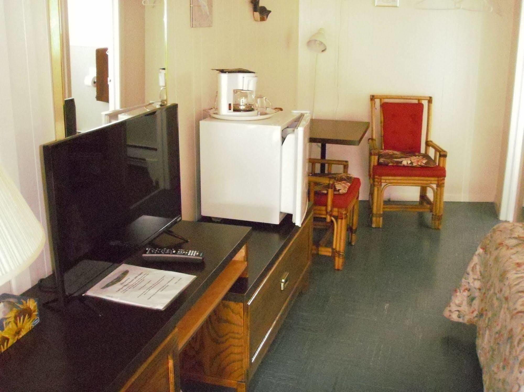 Capricorn Motel Royale 1000 Islands Lansdowne Exteriör bild