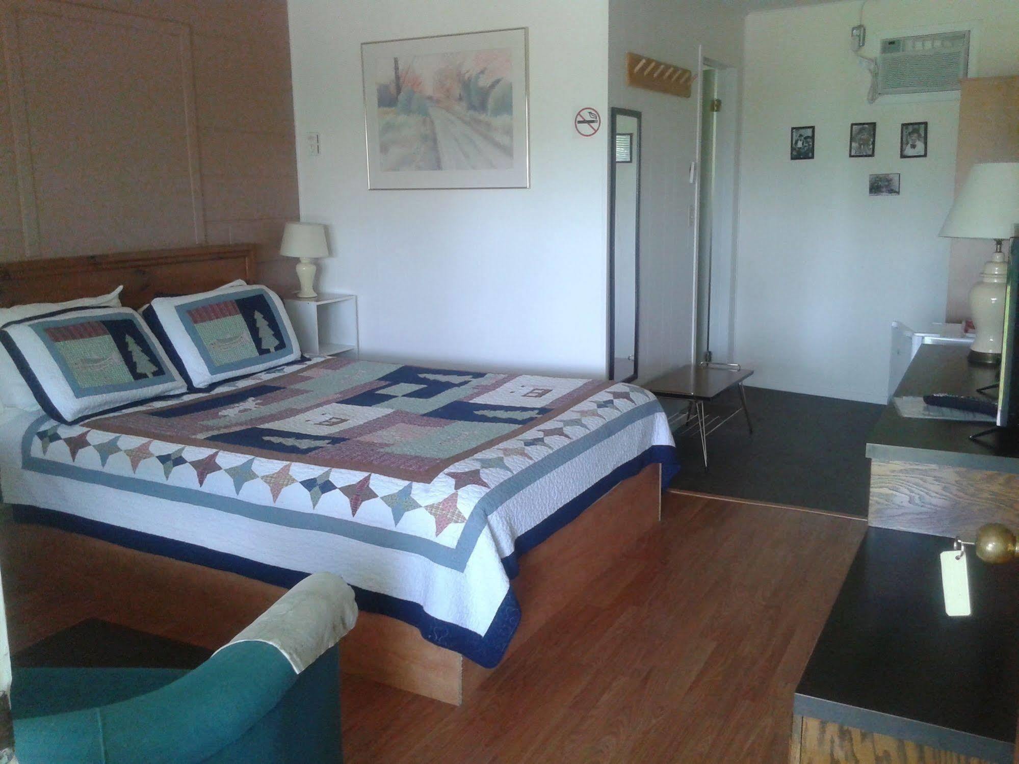Capricorn Motel Royale 1000 Islands Lansdowne Exteriör bild