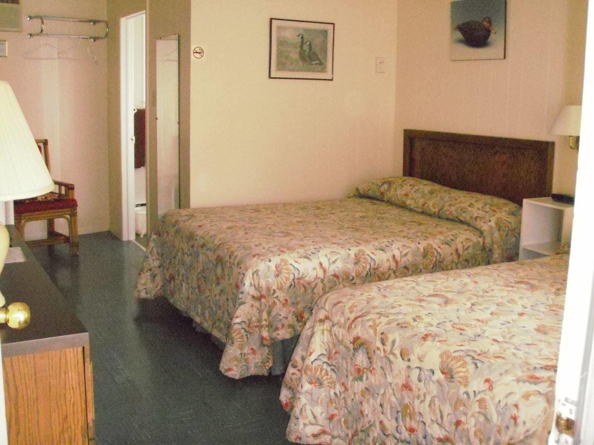 Capricorn Motel Royale 1000 Islands Lansdowne Exteriör bild