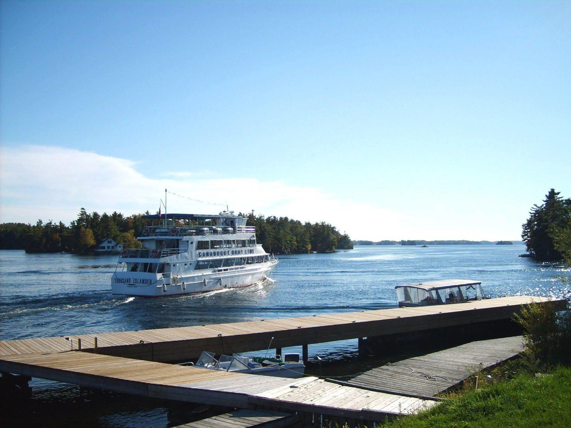 Capricorn Motel Royale 1000 Islands Lansdowne Exteriör bild