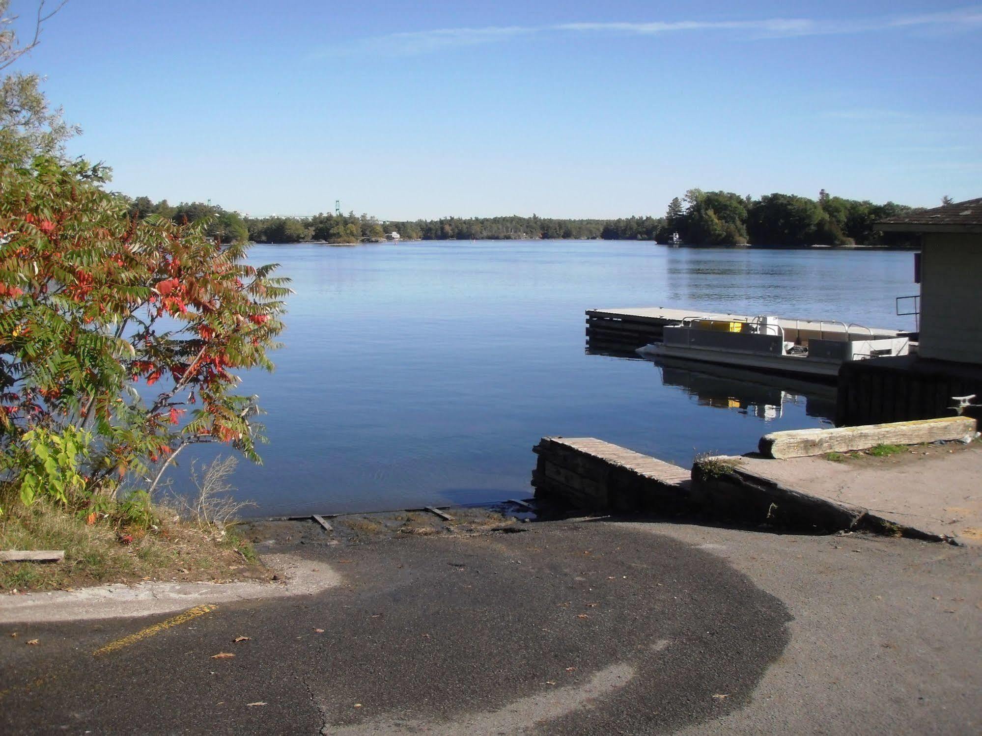 Capricorn Motel Royale 1000 Islands Lansdowne Exteriör bild