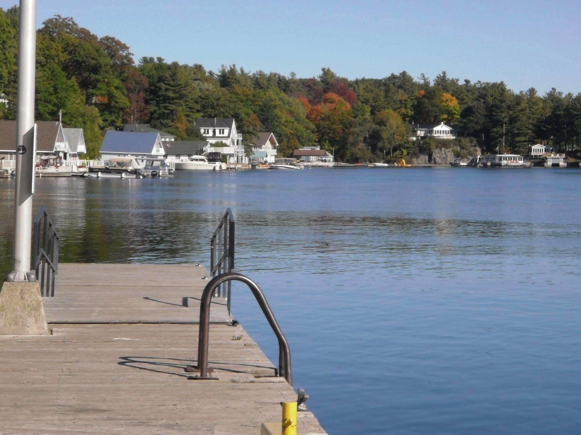 Capricorn Motel Royale 1000 Islands Lansdowne Exteriör bild