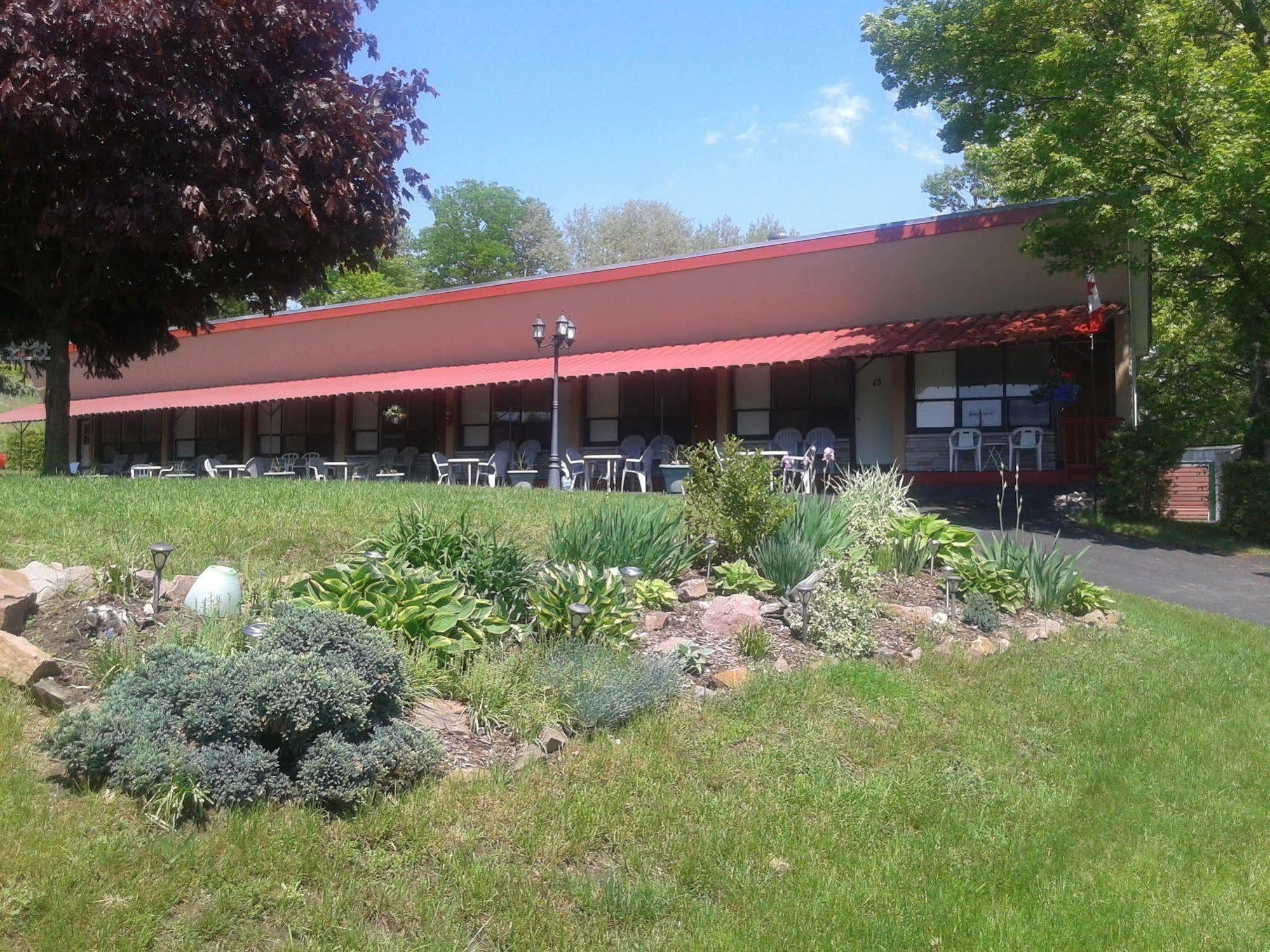 Capricorn Motel Royale 1000 Islands Lansdowne Exteriör bild